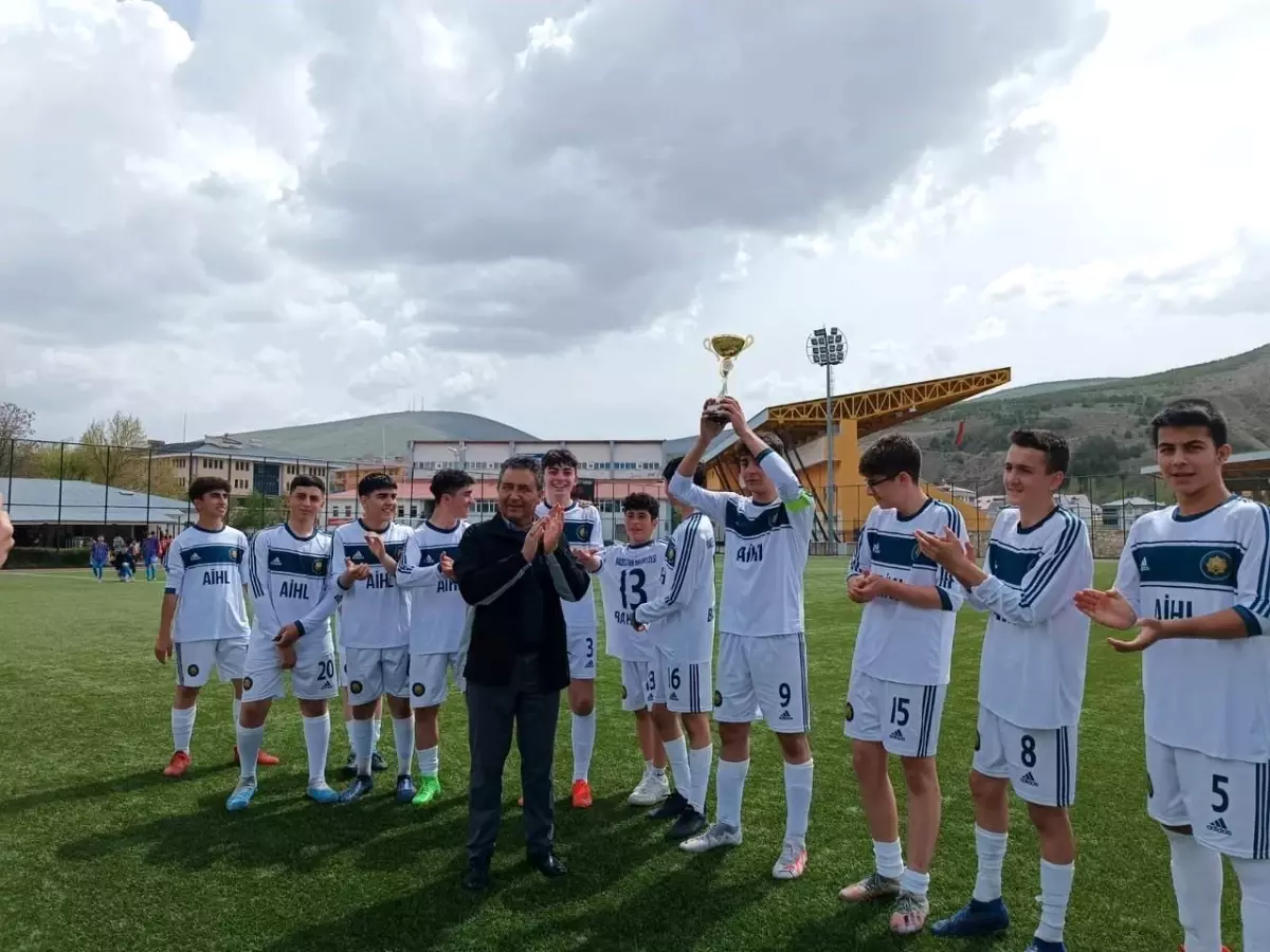 Bayburt Anadolu İmam Hatip Lisesi Spor Kulübü, U15 Liginde Şampiyon Oldu