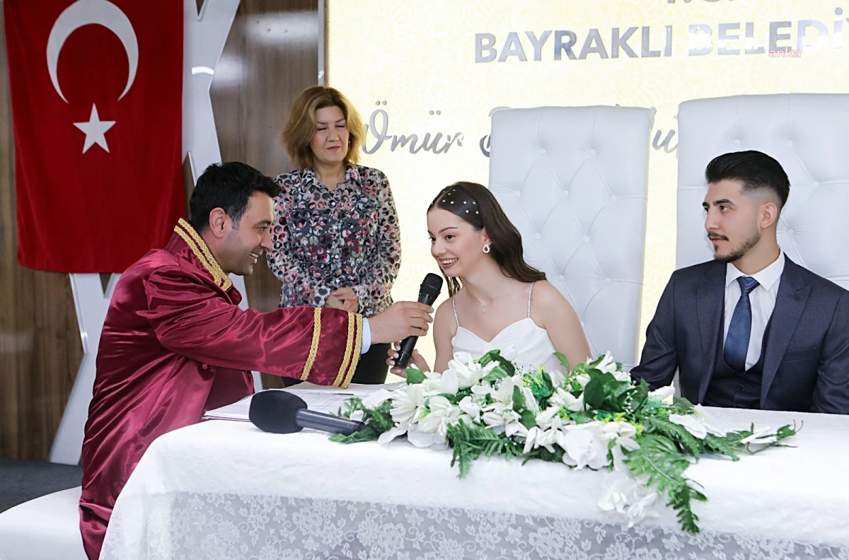 Bayraklı Belediye Başkanı İrfan Önal, göreve gelmesinin ardından ilk nikahı kıydı