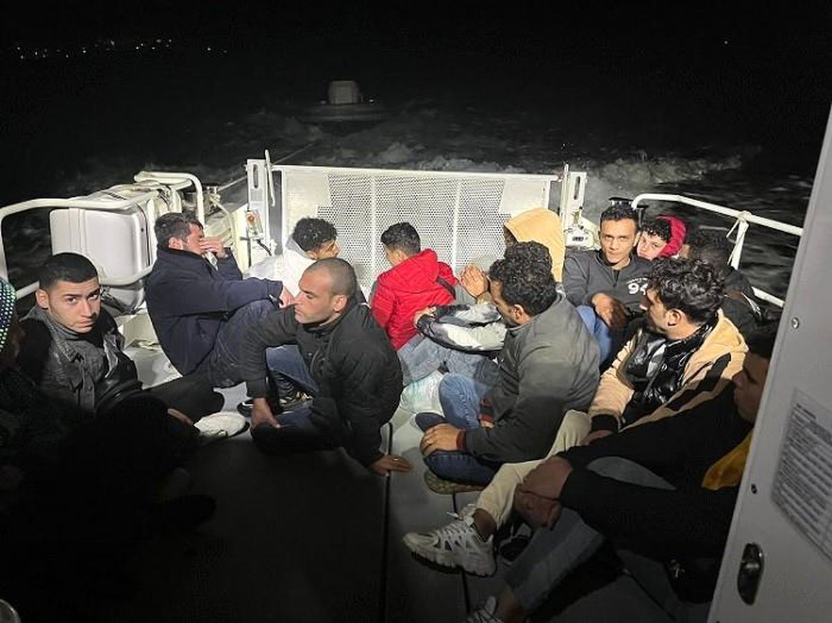 Muğla\'nın Bodrum ilçesi açıklarında 1\'i çocuk 17 göçmen yakalandı