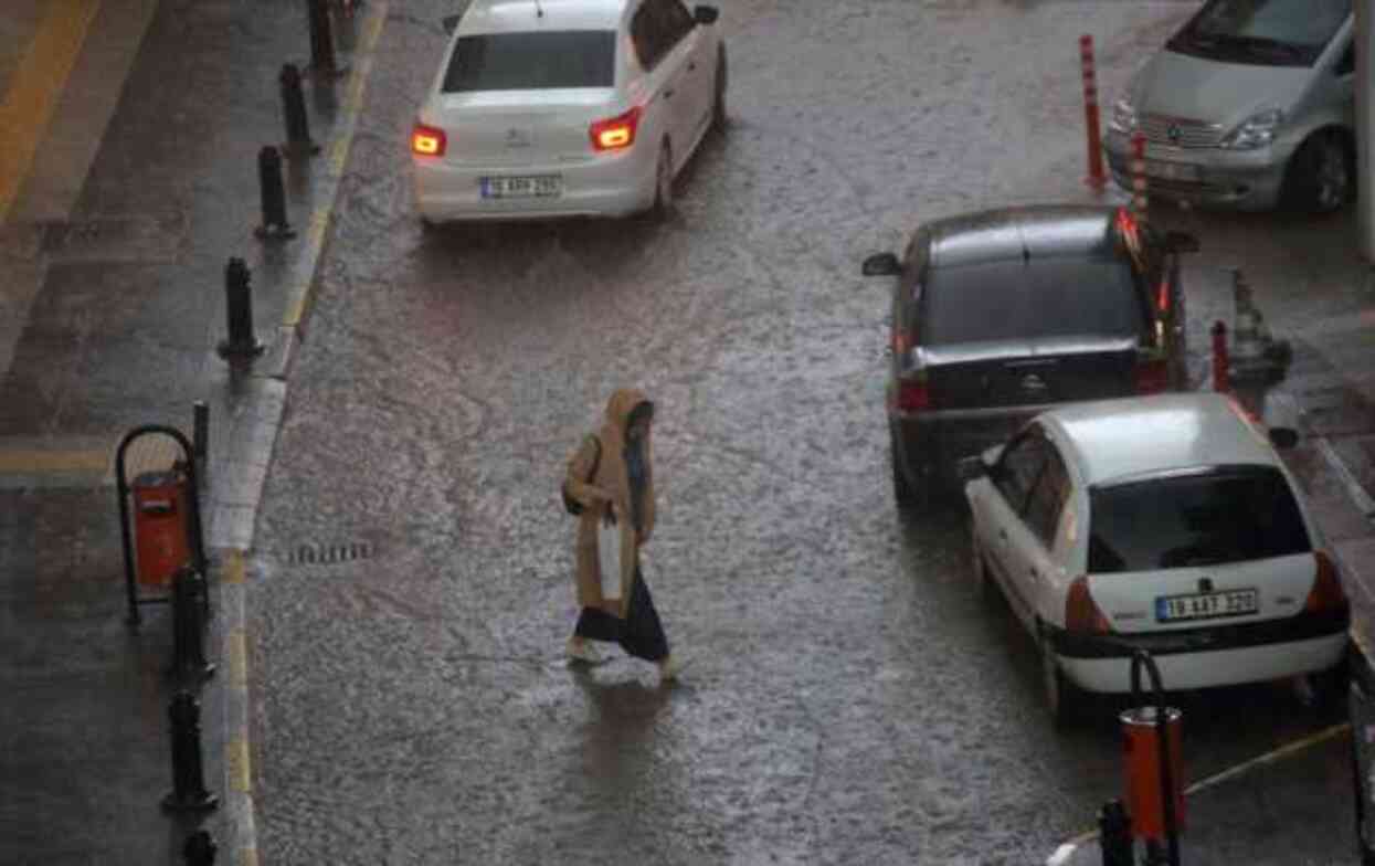 Çorum'da aşırı yağış! Yollar göle döndü, evleri su bastı Çorum'da aşırı yağış! Yollar göle döndü, evleri su bastı