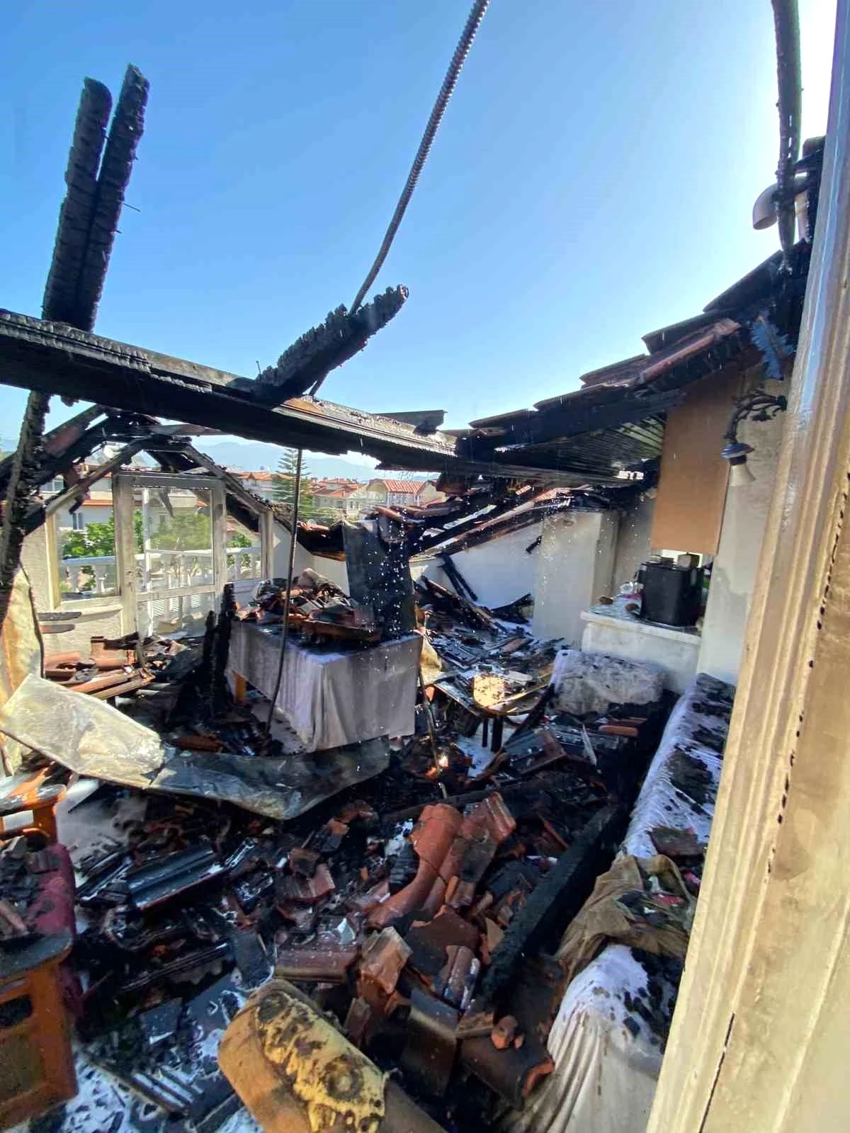Muğla\'da otel yangını: Çatı katı küle döndü