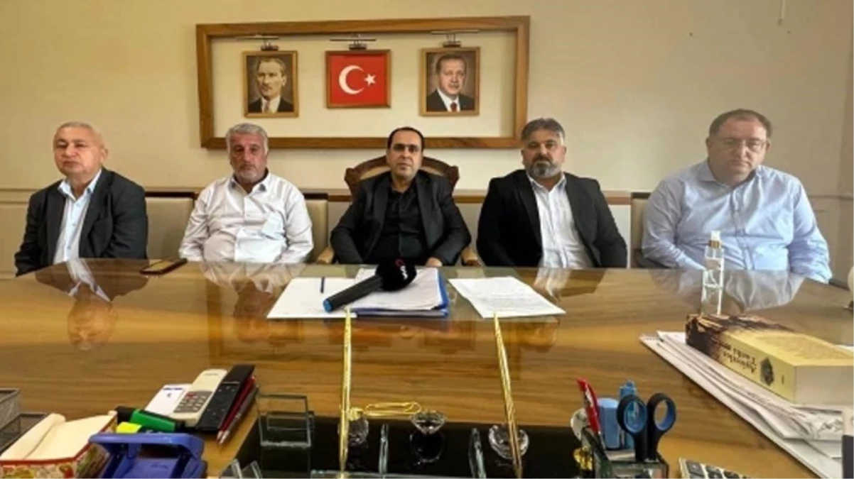DEM Parti\'de istifa depremi: Bayrağımıza, Atatürk ve Cumhurbaşkanı posterine yapılan müdahaleleri kabul edemeyiz