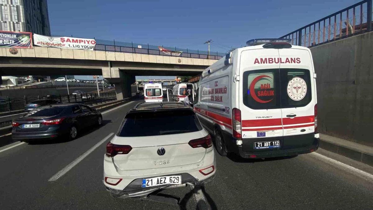 Diyarbakır\'da otomobil ile minibüs çarpıştı: 7 yaralı