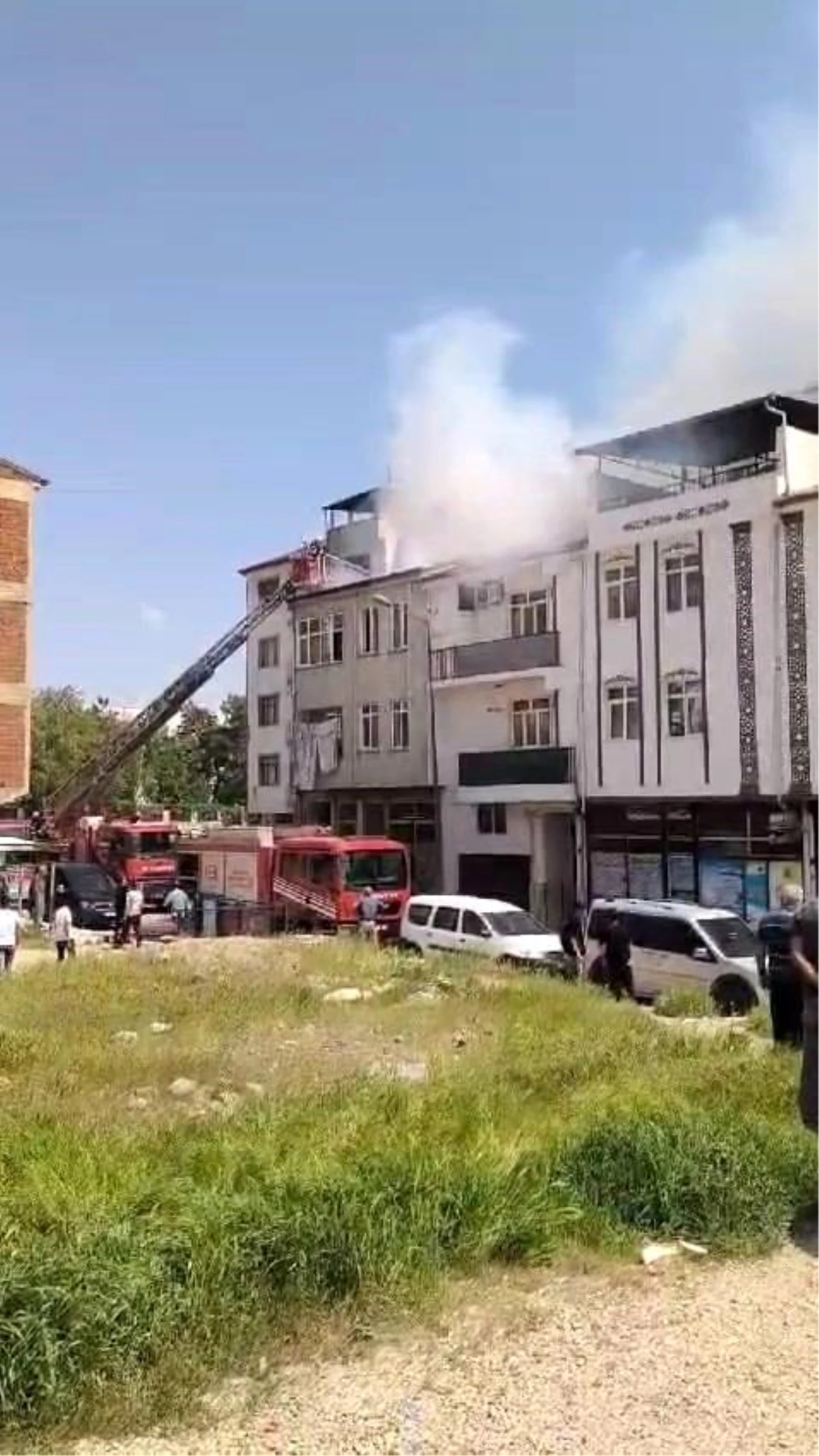 Elazığ\'da 3 katlı bir binanın çatısında çıkan yangın söndürüldü