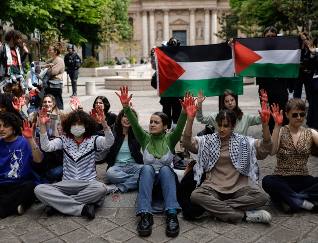 Gazze Şeridi'ndeki Esirlerin Aileleri Tel Aviv'de Protesto Etti