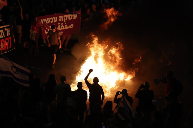 Gazze Şeridi'ndeki Esirlerin Aileleri Tel Aviv'de Protesto Etti