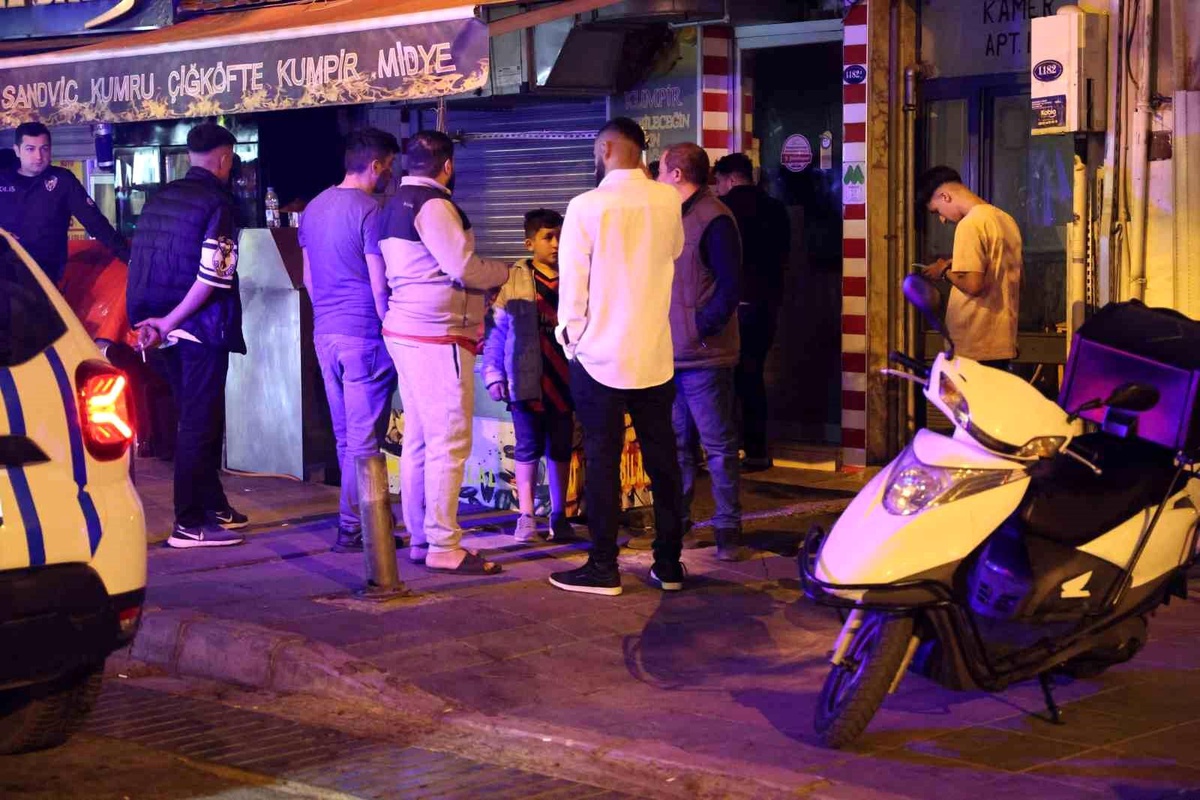 İzmir\'de Göztepe taraftarları ile iş yeri çalışanları arasında kavga: 6 gözaltı