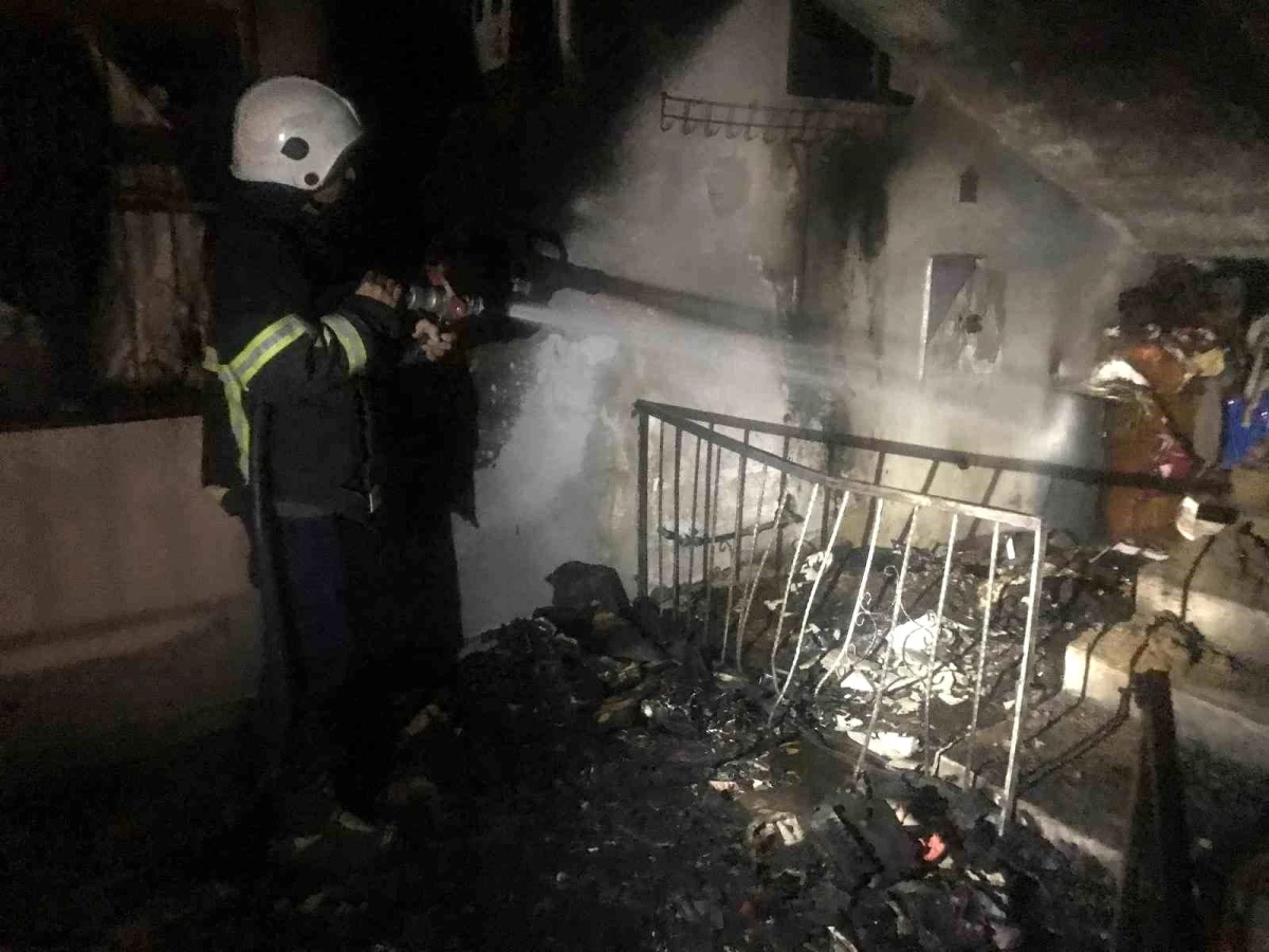 Hatay\'ın Hassa ilçesinde çıkan ev yangını itfaiye ekipleri tarafından söndürüldü