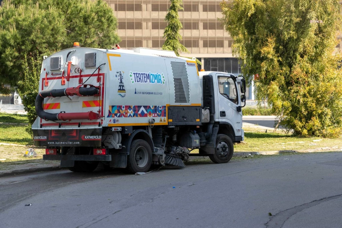 İzmir Büyükşehir Belediyesi, Kent Temizliği İçin Günlük Çalışma Yürütüyor