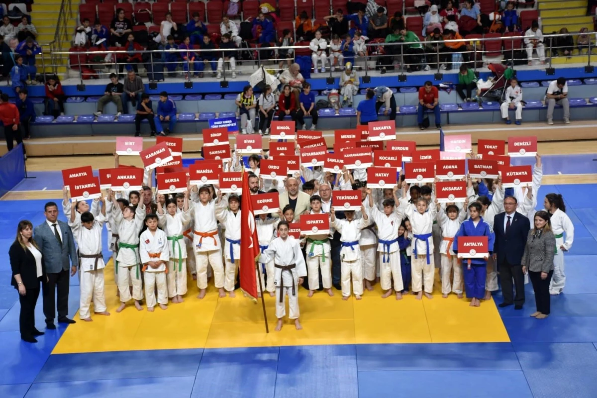 Afyonkarahisar\'da Okul Sporları Judo Şampiyonası Büyük İlgi Gördü