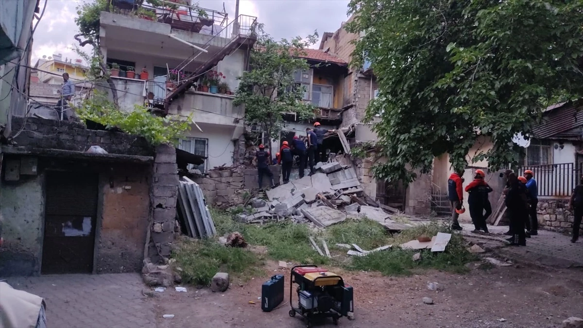 Kahramanmaraş\'ta ağır hasarlı bina kendiliğinden çöktü