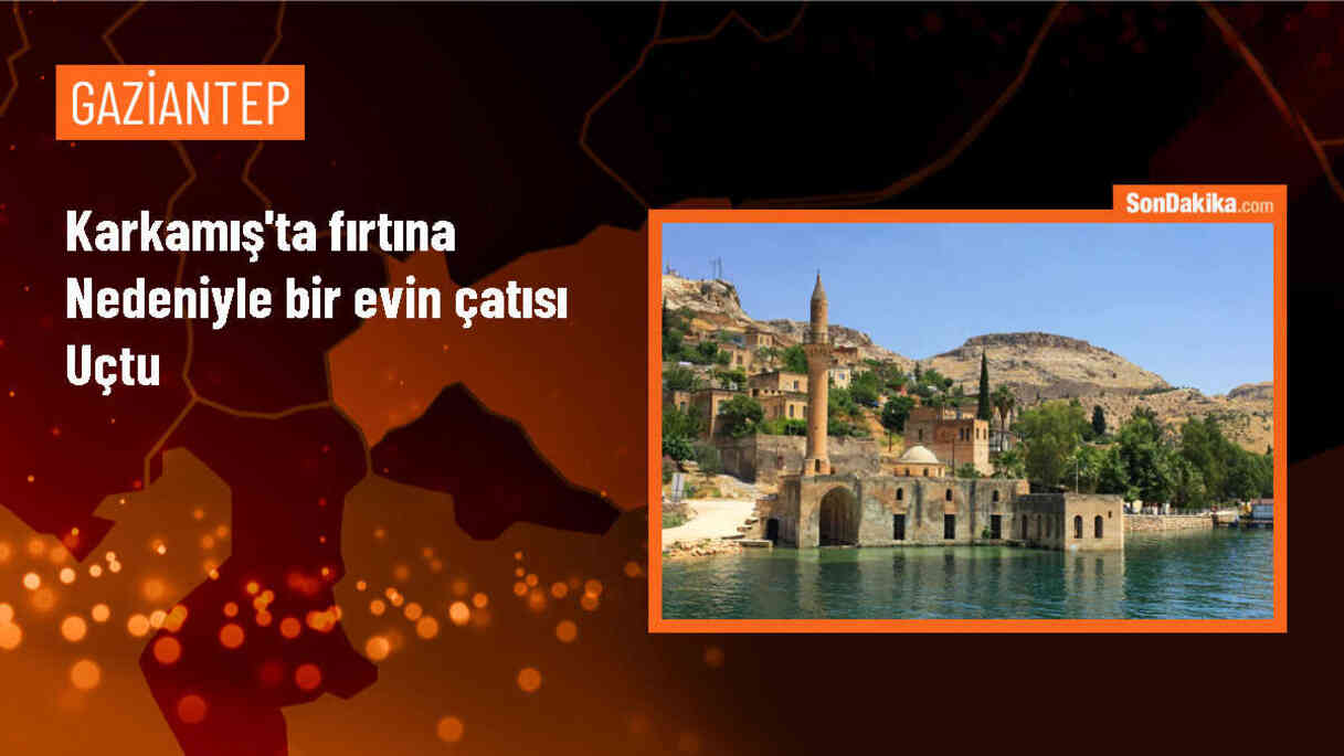Gaziantep Karkamış\'ta Fırtına Etkili Oldu: Bir Evde Çatı Uçtu