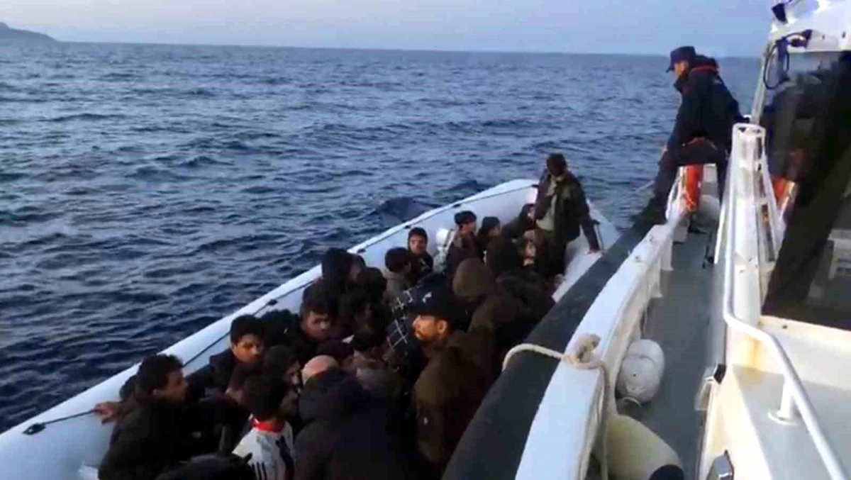 Marmaris açıklarında arızalanan lastik botla Yunanistan\'a gitmek isteyen düzensiz göçmenler kurtarıldı