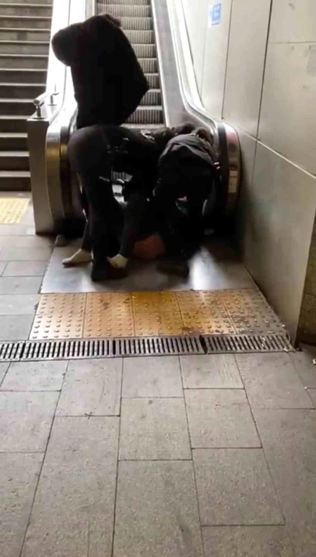 Polisin metroda kimlik sorduu kadn soyundu