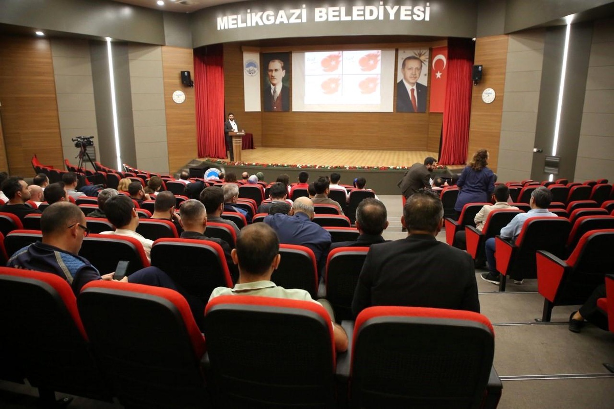 Melikgazi Belediyesi Personeline Dijital Yaşam ve İletişim Eğitimi Verdi