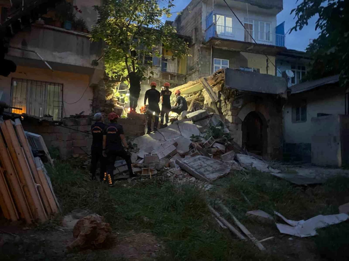 Kahramanmaraş\'ta iki katlı metruk bina çöktü, vatandaşlar korku dolu anları anlattı