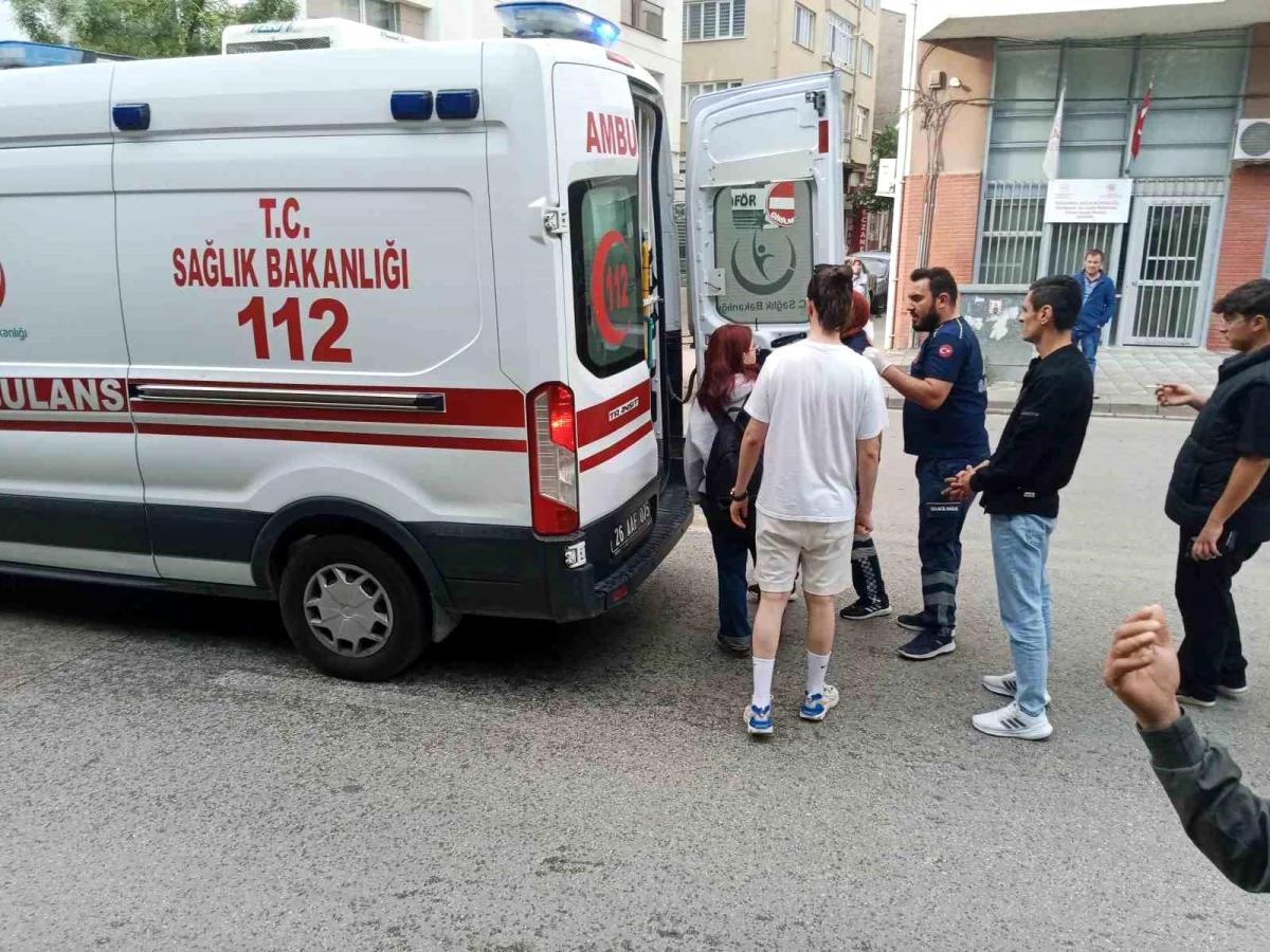 Eskişehir\'de motosiklet-bisiklet çarpışması: 2 yaralı
