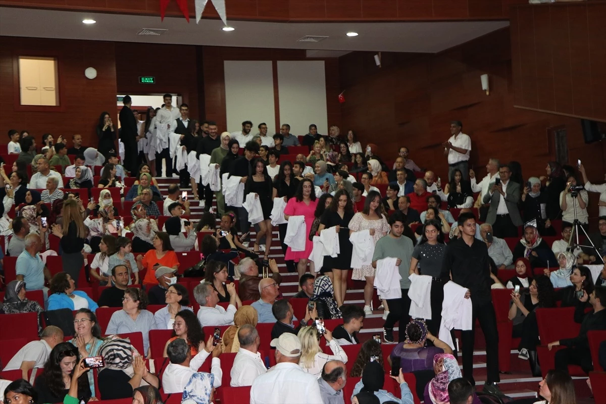 Niğde Ömer Halisdemir Üniversitesi Tıp Fakültesi\'nde 225 öğrenciye beyaz önlük giyme töreni düzenlendi