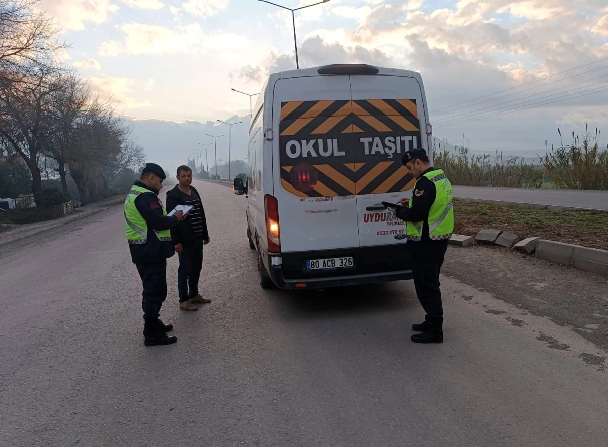 Osmaniye\'de okul servislerine yönelik trafik denetiminde 20 araç trafikten men edildi