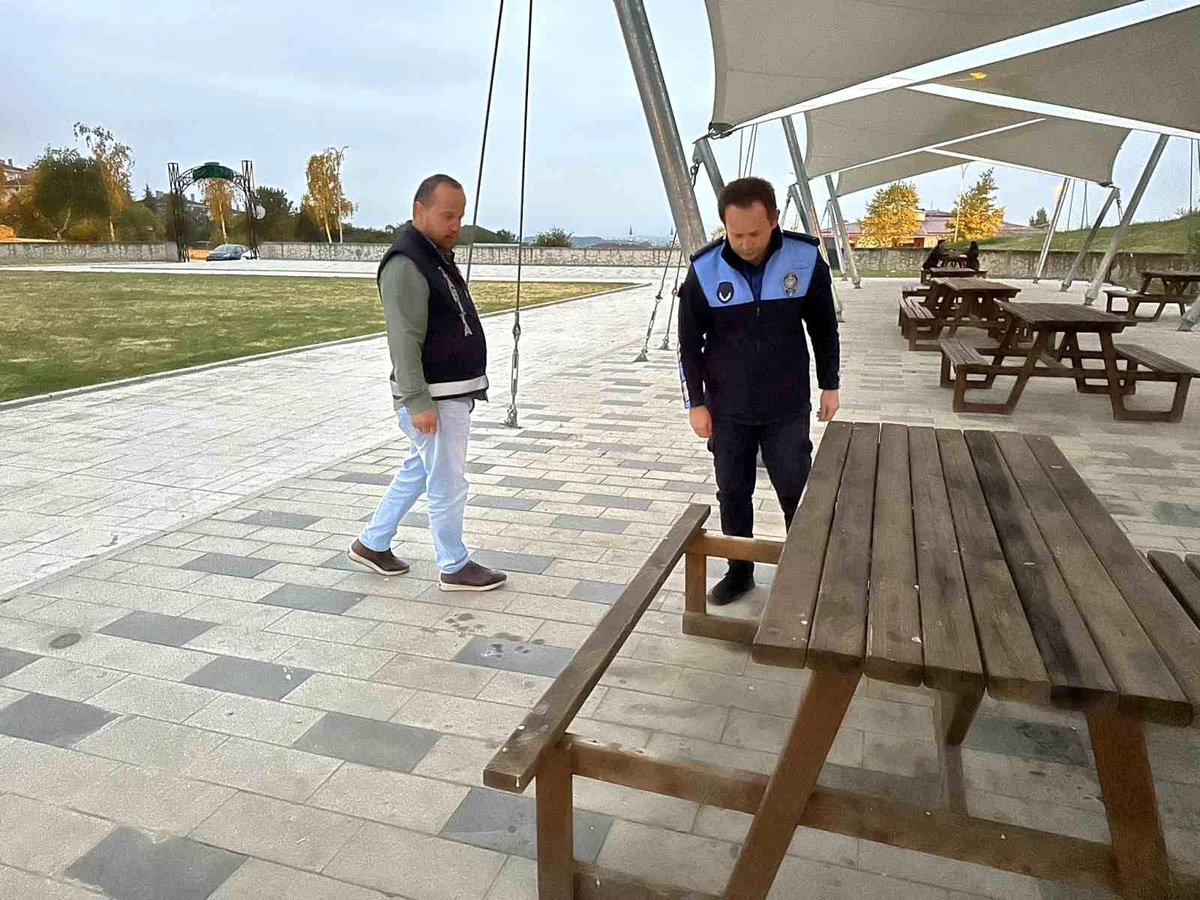 Düzce Belediyesi, Parktaki Bankları Yakarak İsyan Etti