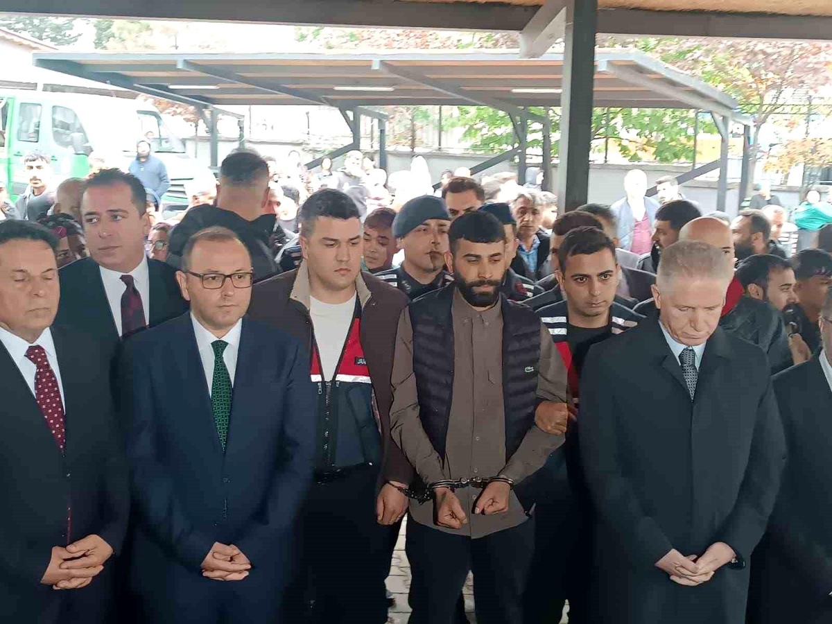 Küçükçekmece\'de su birikintisine düşen 5 yaşındaki kız çocuğu için cenaze töreni düzenlendi