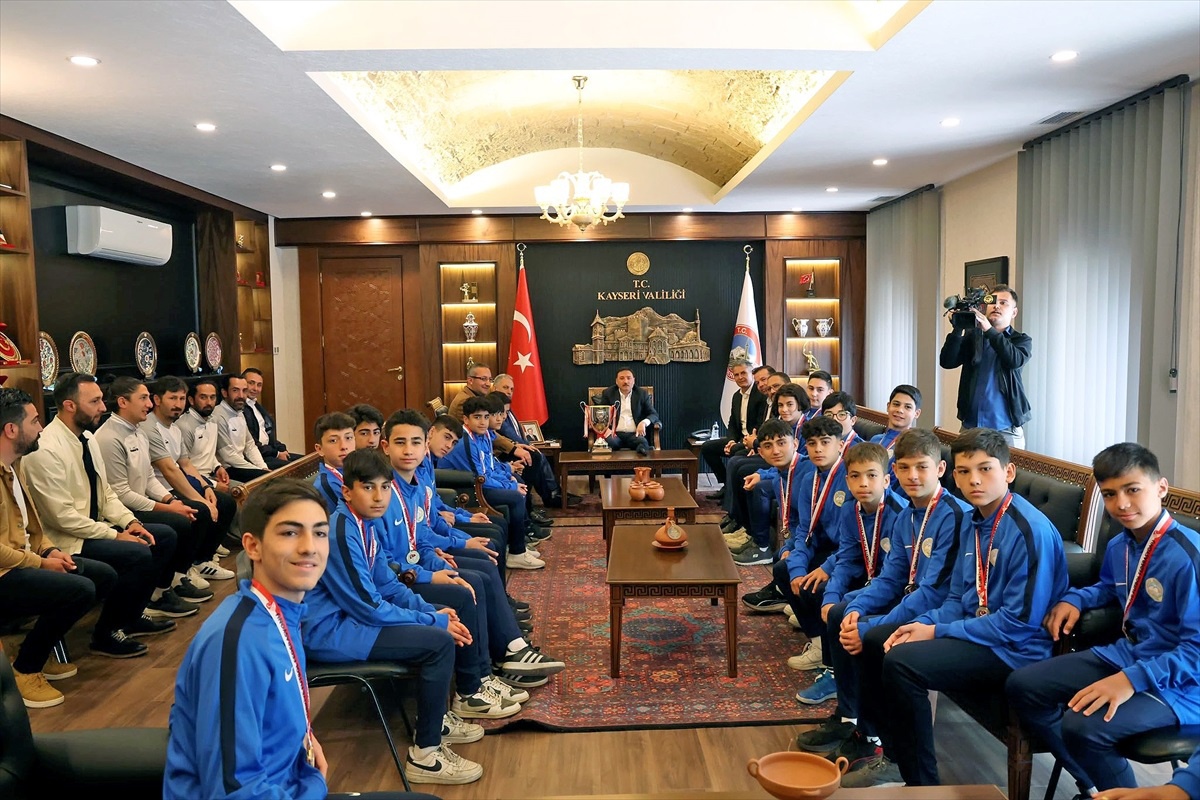 Kayseri Valisi Gökmen Çiçek, Türkiye Şampiyonu olan Talasgücü Belediyespor\'u ağırladı