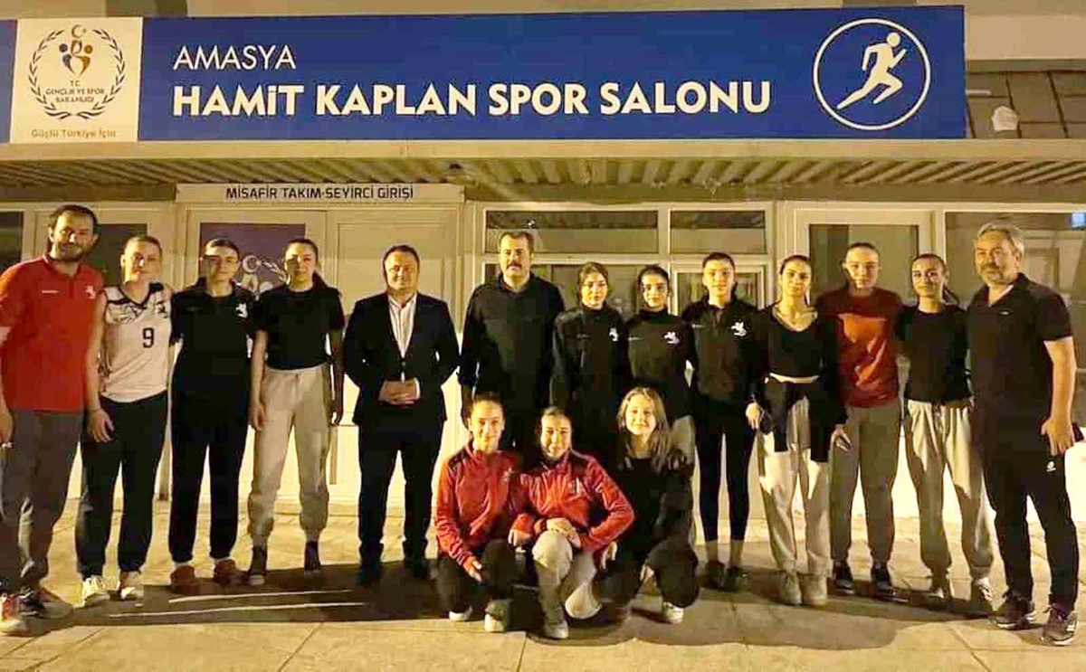 Samsun\'un Vezirköprü Voleybol Takımı Bölge Şampiyonu Oldu