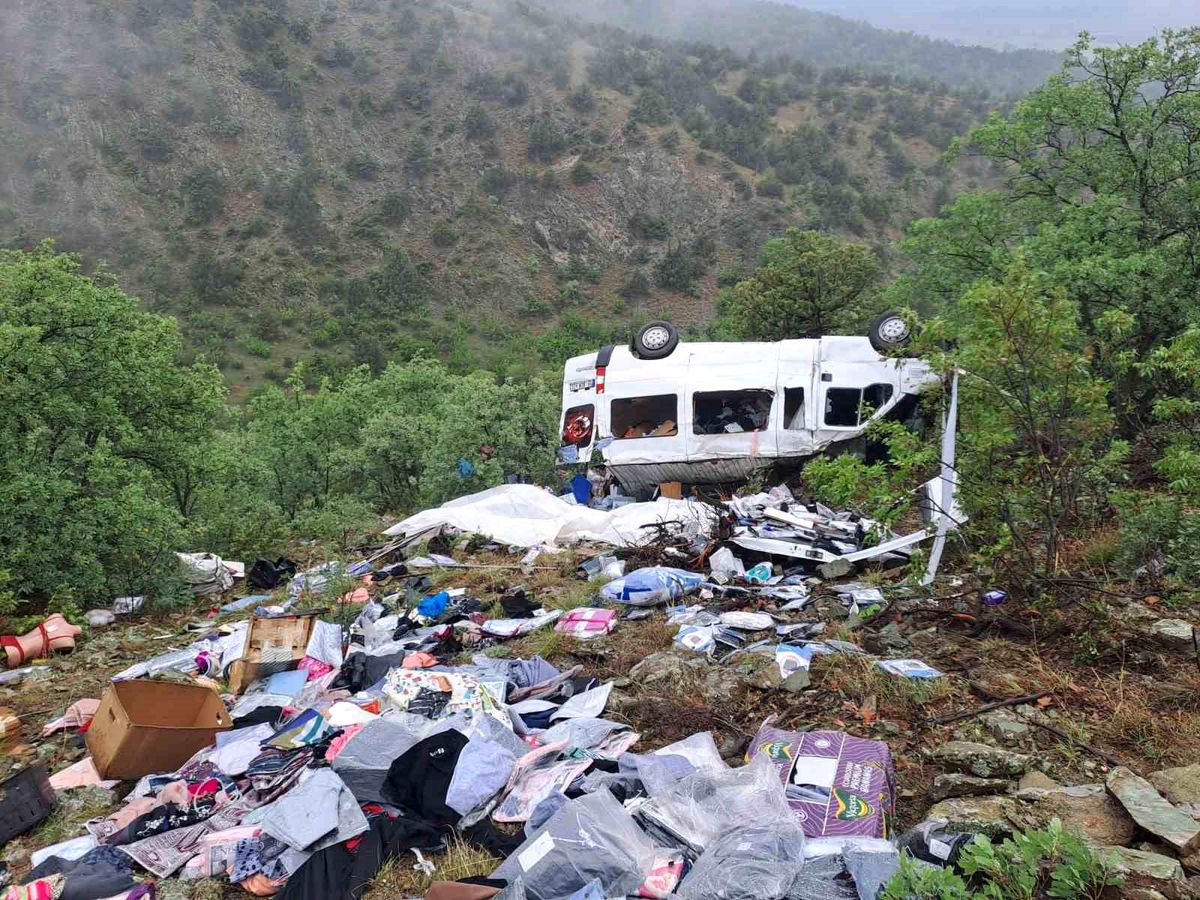 Tosya\'da minibüs şarampole devrildi, 1 kişi yaralandı