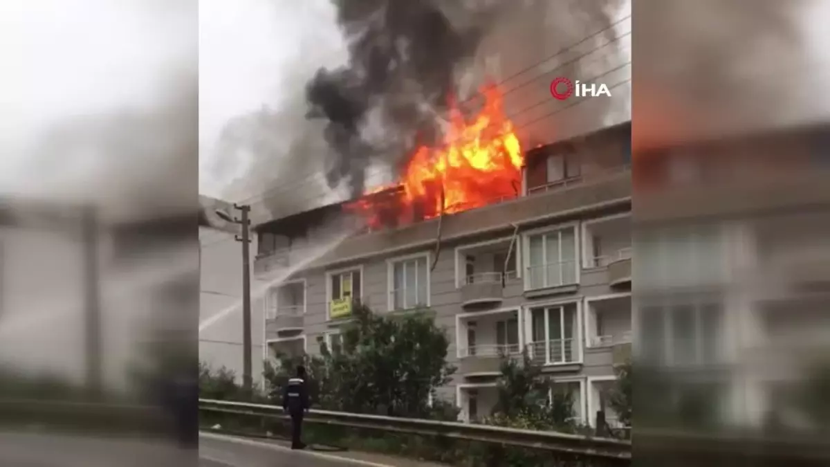 Yalova\'da çatı katında çıkan yangında 4 daire küle döndü