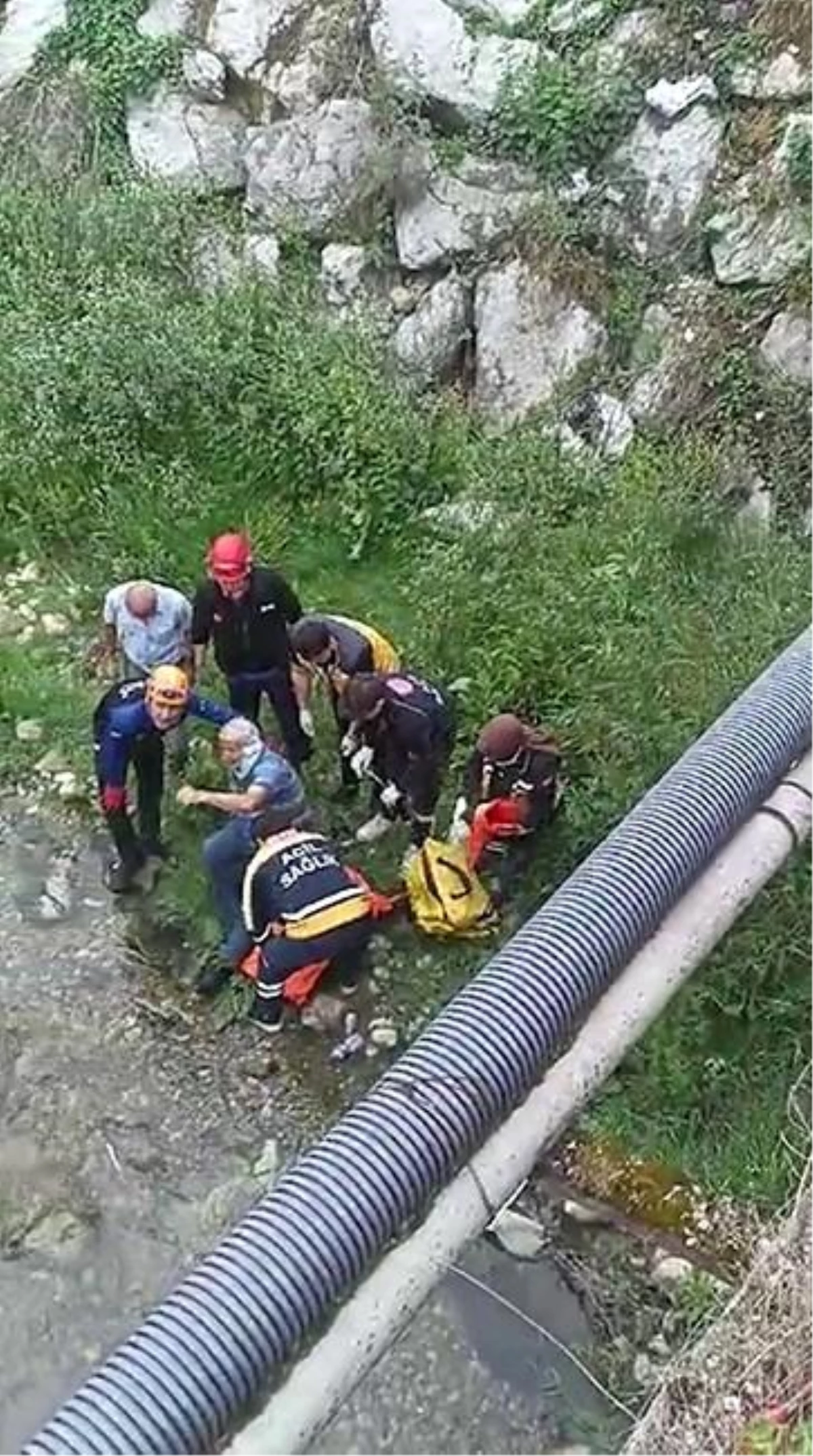 Safranbolu\'da köprü korkulukları kırıldı, yaşlı adam yaralandı