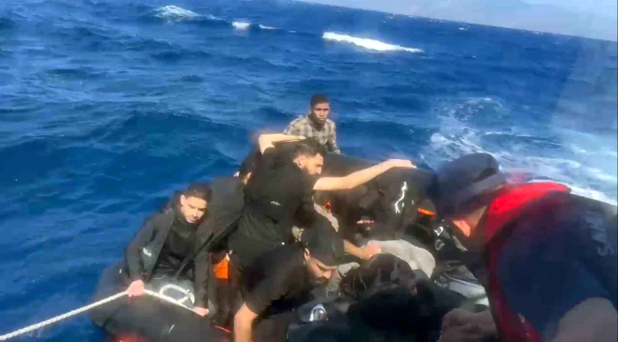 Türk Sahil Güvenlik ekipleri, Yunanistan tarafından geri itilen 27 düzensiz göçmeni kurtardı