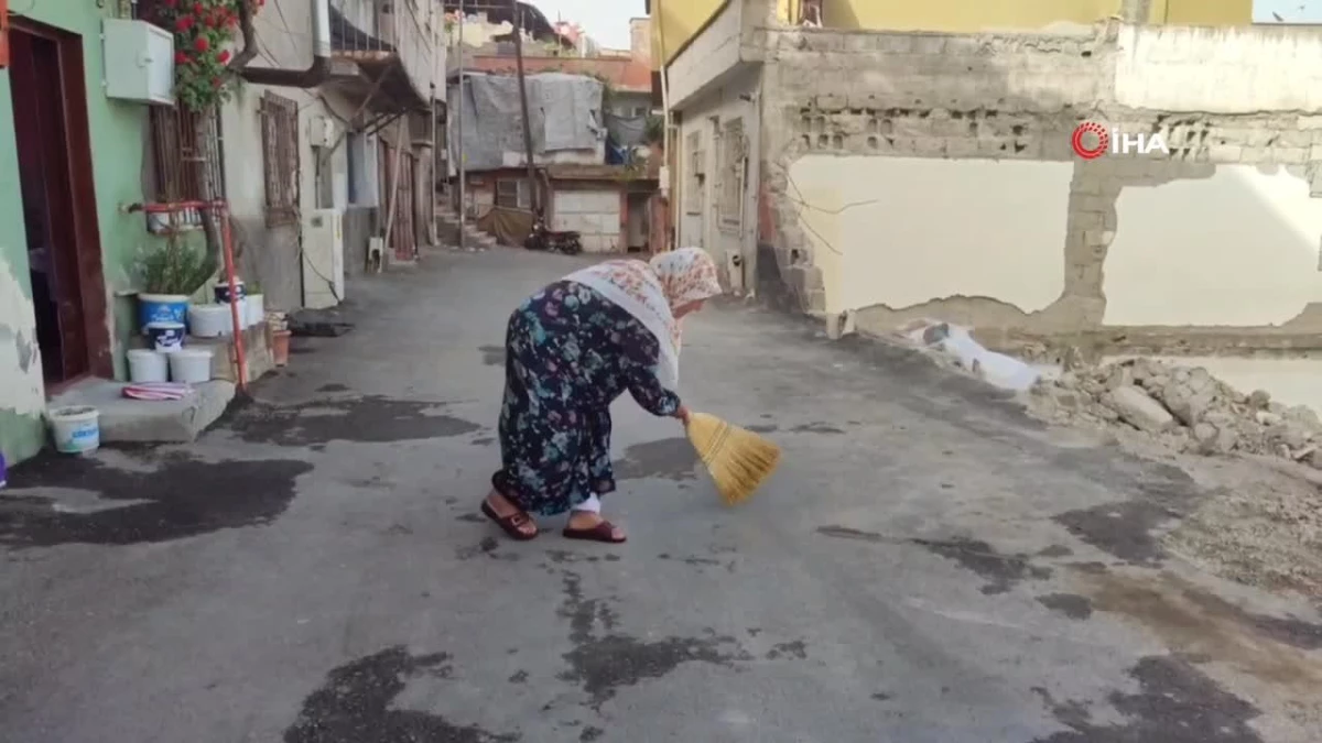 83 yaşındaki Fatma Teyze, her gün evinin önünü süpürerek örnek oluyor