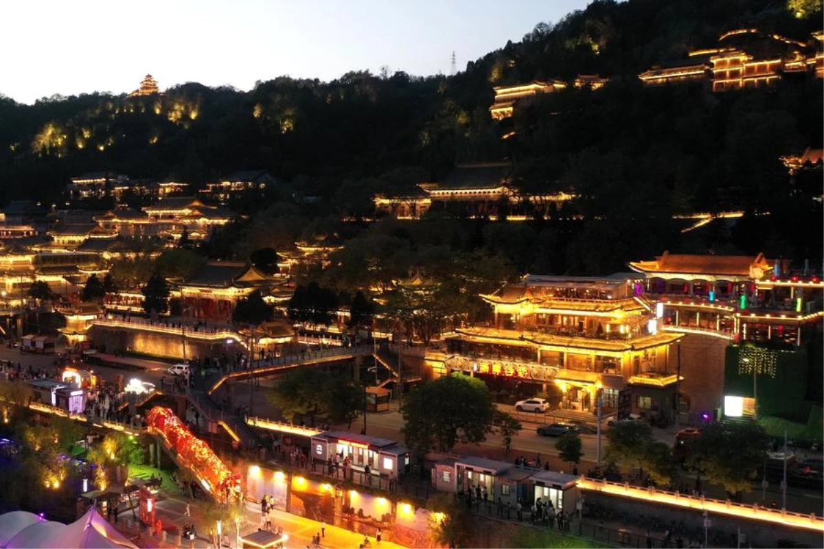 Çin\'in Lanzhou şehri gece ekonomisini teşvik ederek tüketimi canlandırıyor