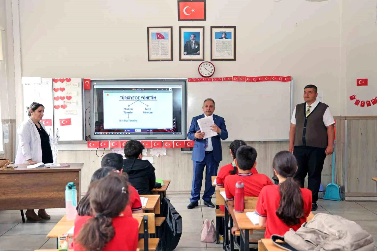 Talas Belediye Başkanı Mustafa Yalçın, Talas Derviş Güneş Ortaokulu öğrencilerine yerel yönetimler hakkında bilgiler verdi