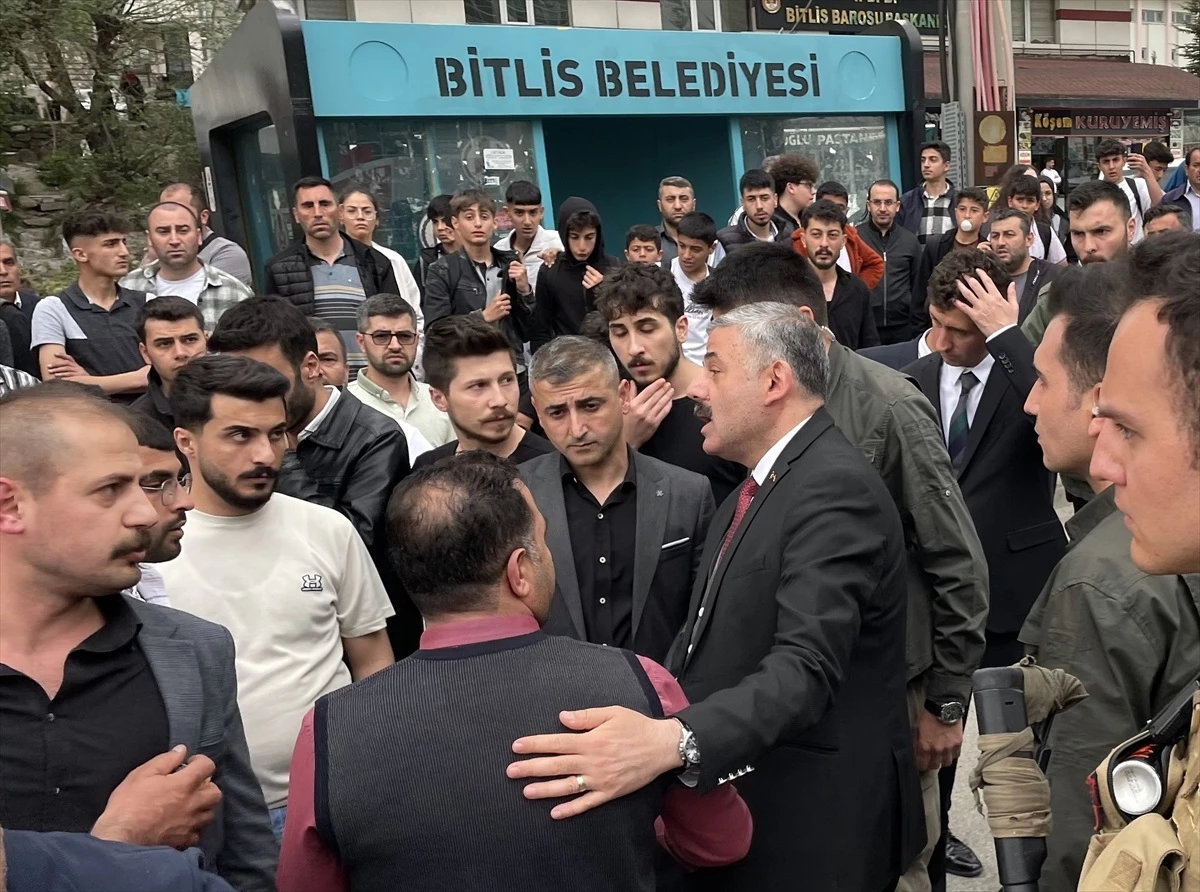 Bitlis\'te Hafif Ticari Araç Kazası: 2 Kız Öğrenci Yaralandı