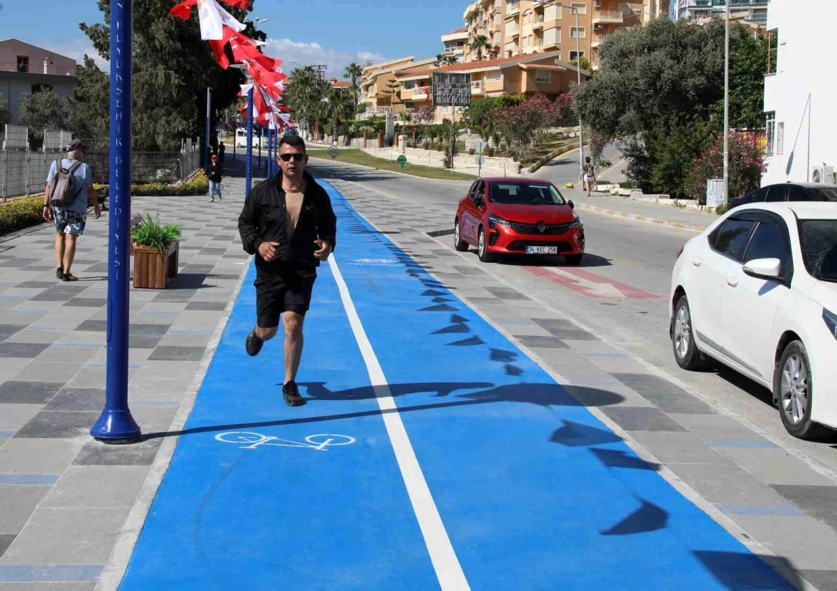 Aydın Büyükşehir Belediyesi Kuşadası\'nda Bisiklet ve Yürüyüş Yolu Yaptı