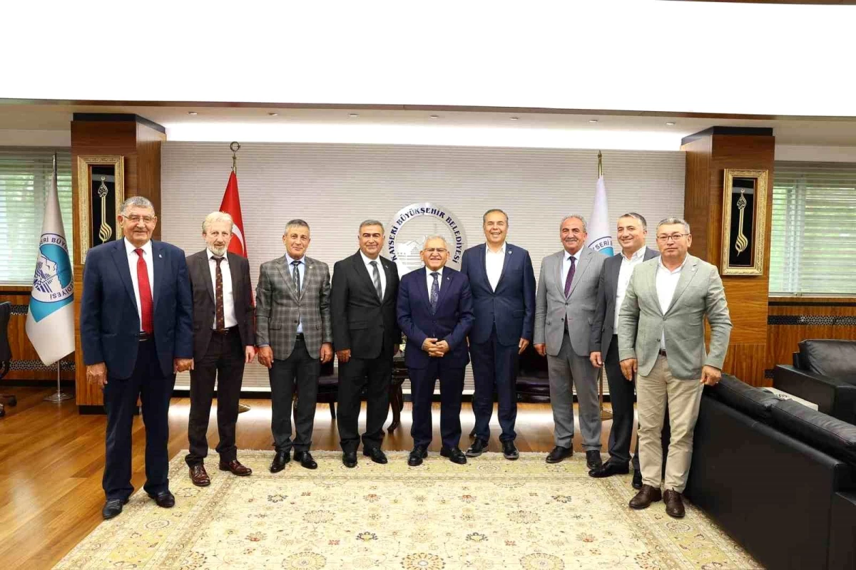 CHP Kayseri İl Başkanı ve Belediye Başkanları Büyükşehir Belediye Başkanı Büyükkılıç\'ı ziyaret etti