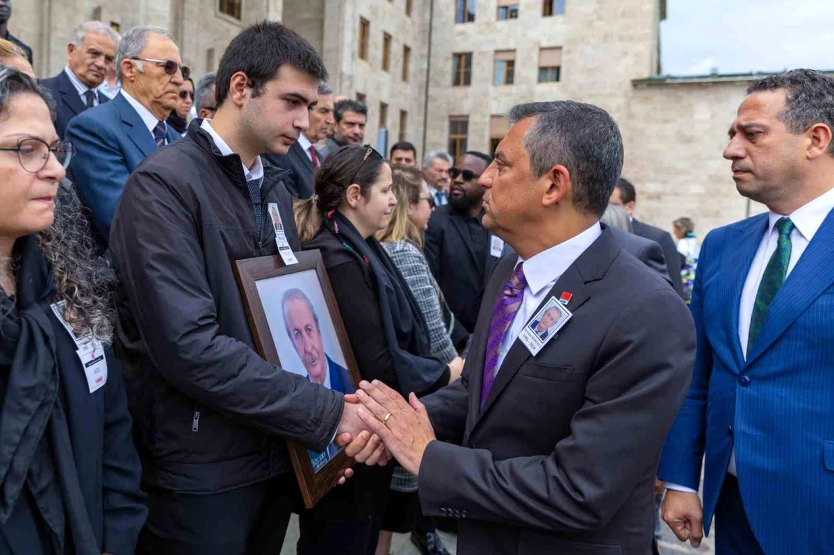 CHP Genel Başkanı Özgür Özel, Şeyhmus Bahçeci\'nin cenaze törenine katıldı
