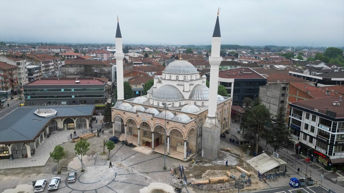 Düzce Cedidiye Camisi ve Meydanı Projesi\'nde Yenileme Çalışmaları Devam Ediyor
