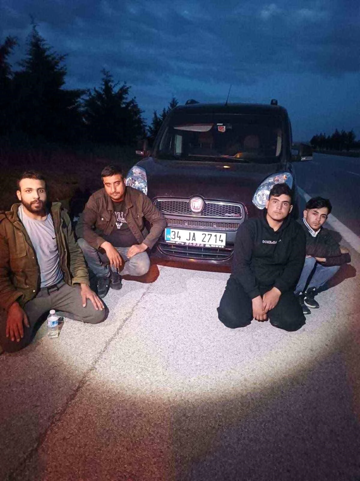 Edirne\'de Jandarma Ekipleri Tarafından Yurt Dışına Kaçmaya Çalışan 3 Düzensiz Göçmen Yakalandı