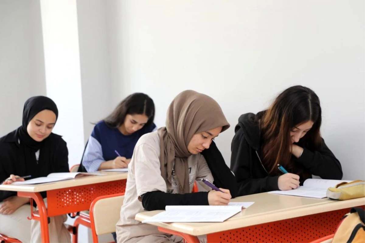 Elazığ Belediyesi Gençlere Destek Programı Kapsamında YKS Deneme Sınavı Gerçekleştirdi