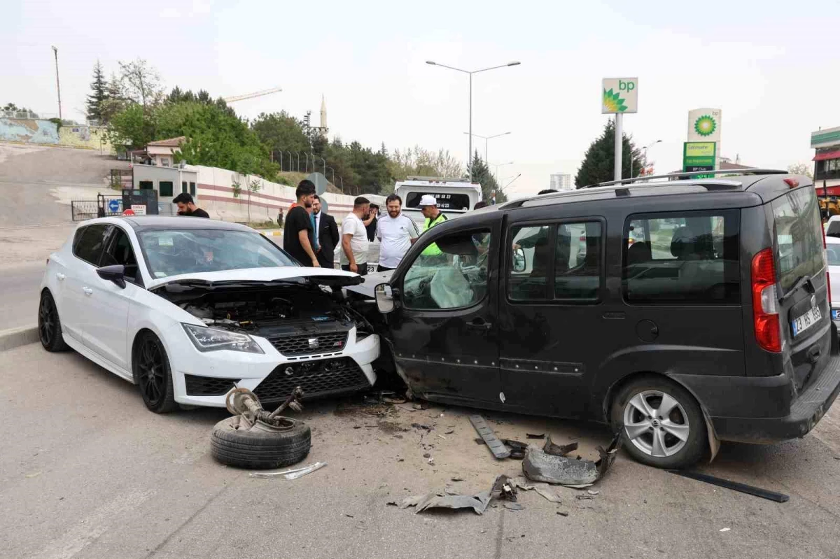 Elazığ\'da Minibüse Çarpmamak İçin Karşı Şeride Giren Otomobil Kafa Kafaya Çarpıştı