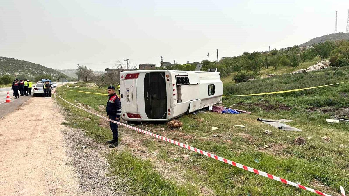 Gaziantep\'te yolcu taşıyan midibüs devrildi: 1 ölü, 7 yaralı