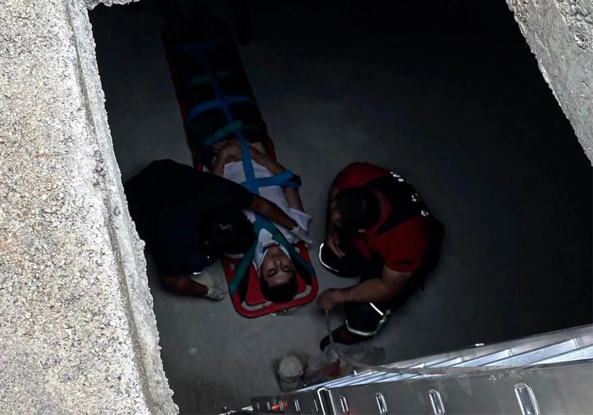 Mersin\'de İnşaat İşçisi Çukura Düştü, İtfaiye Kurtardı