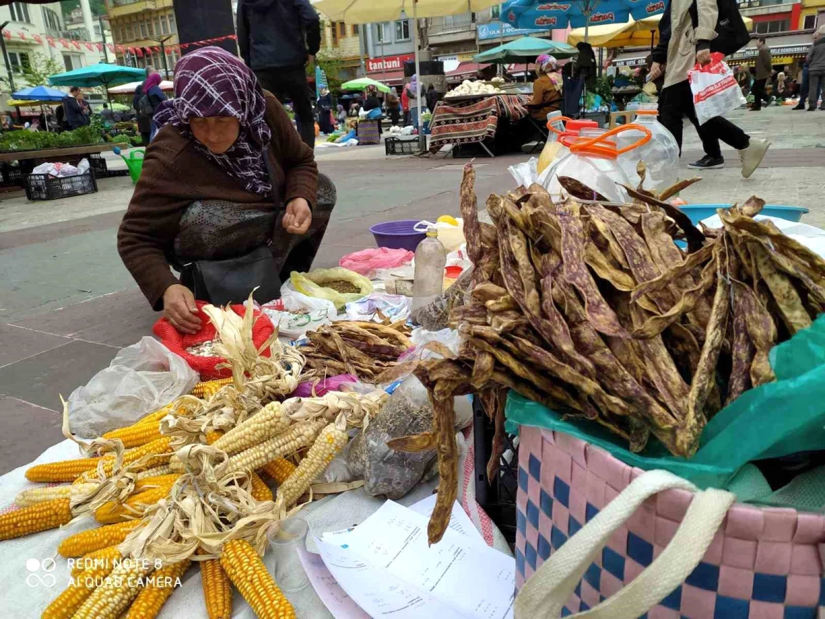 Kadınlar, doğal ürünlerle ilçe pazarında satış yapıyor