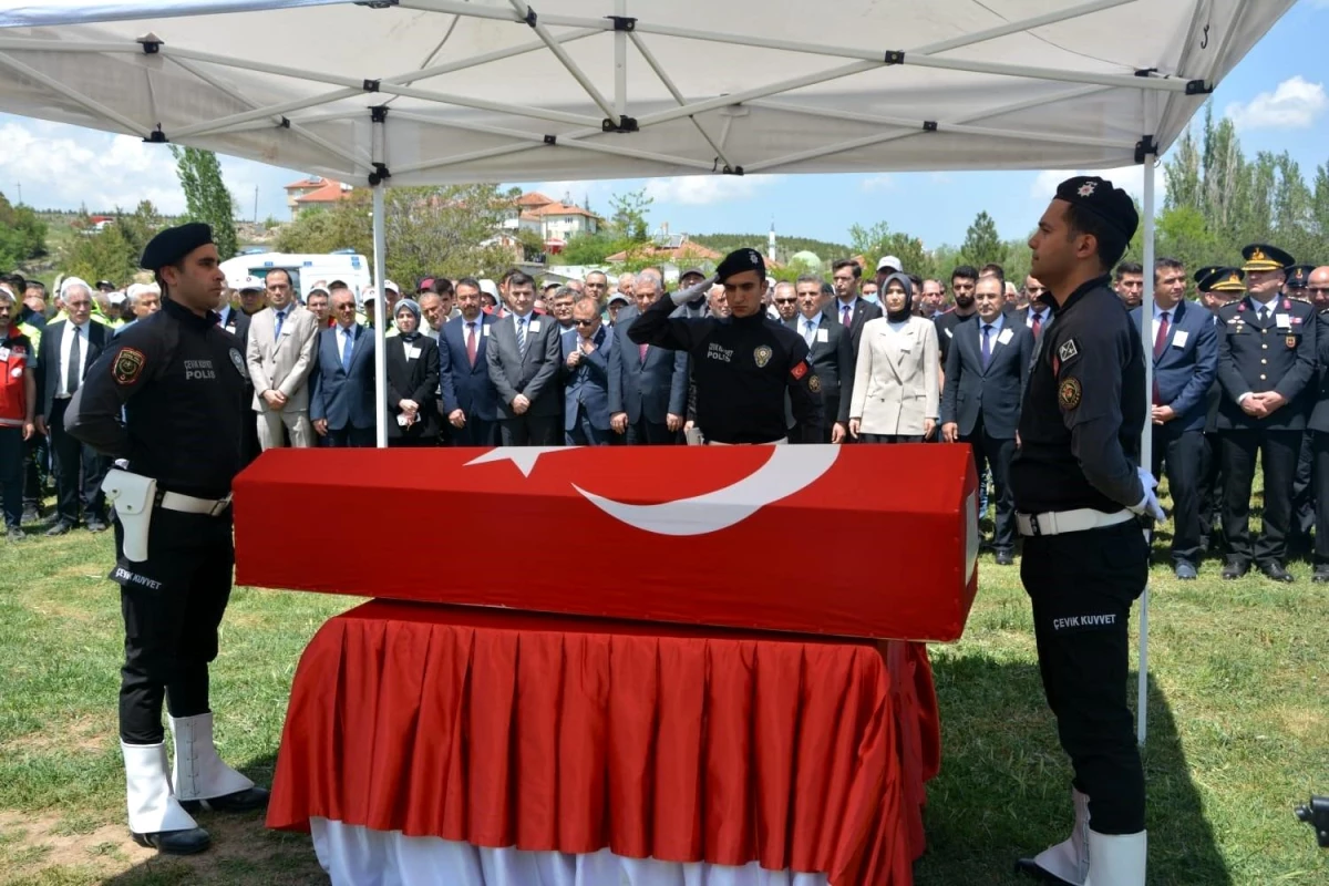 Isparta\'da şehit olan polis memuru Yonuz Turan\'ın cenazesi Sandıklı\'da defnedildi