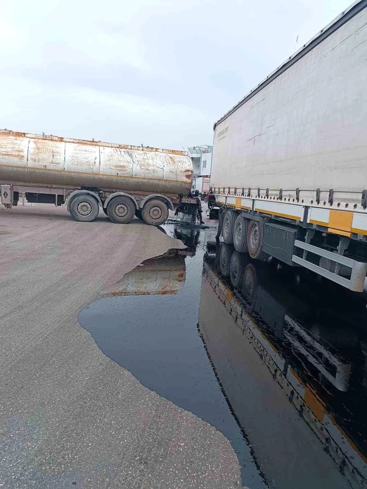 Nusaybin\'de Yakıt Dolu Tanker ile Tır Çarpıştı: Binlerce Litre Yağ Yollara Aktı