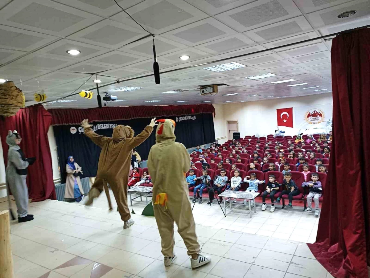 Kırşehir\'de öğrenciler deprem konulu tiyatro oyunu sergiledi