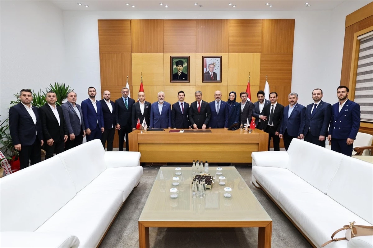 MÜSİAD Başkanı İsmail Filizfidanoğlu ve yönetim kurulu üyeleri Sakarya Büyükşehir Belediye Başkanı Yusuf Alemdar\'ı ziyaret etti