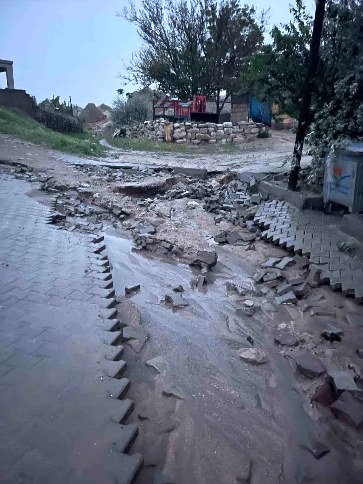 Nevşehir\'de Sağanak Yağmur Sel Oluşturdu